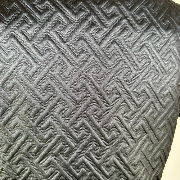 Natori Cropped Black Short Sleeves Embossed Quilted Bolero Jacket Size M - Picture 11 of 16